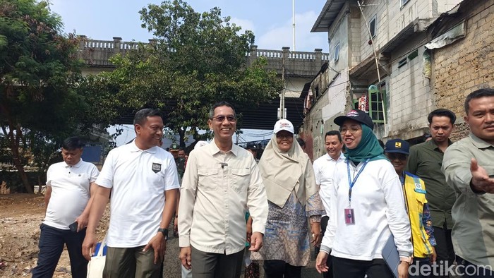 Menjelang pengerjaan fisik normalisasi, Penjabat (Pj) Gubernur DKI Jakarta Heru Budi Hartono kembali meninjau lahan yang telah dibebaskan. (Tiara Aliya/detikcom)
