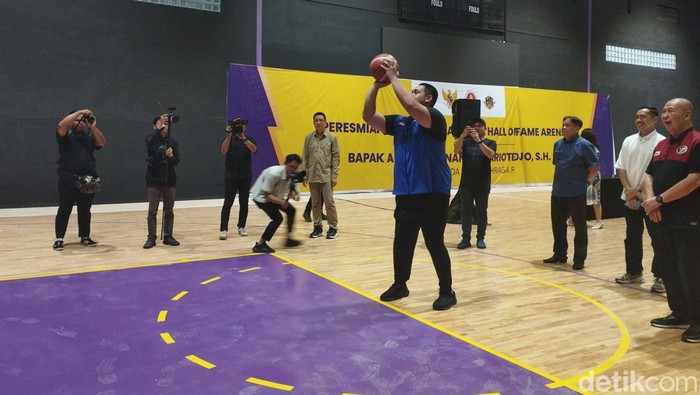 Menpora Dito Ariotedjo mencoba lapangan basket di GOR Hall Of Fame di Medan. (Kartika Sari/detikSumut)