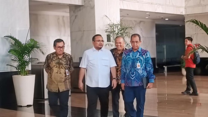 Menteri Agama (Menag) Yaqut Cholil Qoumas menyambangi kantor Menteri Keuangan Sri Mulyani Indrawati. Kedatangannya untuk silaturahmi sekaligus membahas mengenai potensi devisa dari haji dan umrah masyarakat Indonesia.
