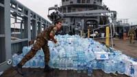 Tentara Brasil membawa sumbangan dari kapal angkatan laut di Danau Guaiba di Porto Alegre, negara bagian Rio Grande do Sul, Brasil, Kamis (16/5/2024).