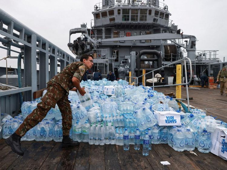 Militer Brasil Distribusikan Bantuan Air Bersih untuk Korban Banjir