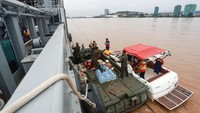 Sumbangan air bersih itu untuk para korban banjir dahsyat yang menerjang Porto Alegre, negara bagian Rio Grande do Sul.