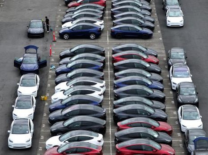 FREMONT, CALIFORNIA - APRIL 24: In an aerial view, workers prepare brand new Tesla cars for delivery at the Tesla Fremont Factory on April 24, 2024 in Fremont, California. Electric car maker Tesla announced plans to lay off nearly 3,000 workers at facilities in the San Francisco Bay Area in June. The company plans to lay off 10 percent of its 140,000 thousand employees worldwide.   Justin Sullivan/Getty Images/AFP (Photo by JUSTIN SULLIVAN / GETTY IMAGES NORTH AMERICA / Getty Images via AFP)