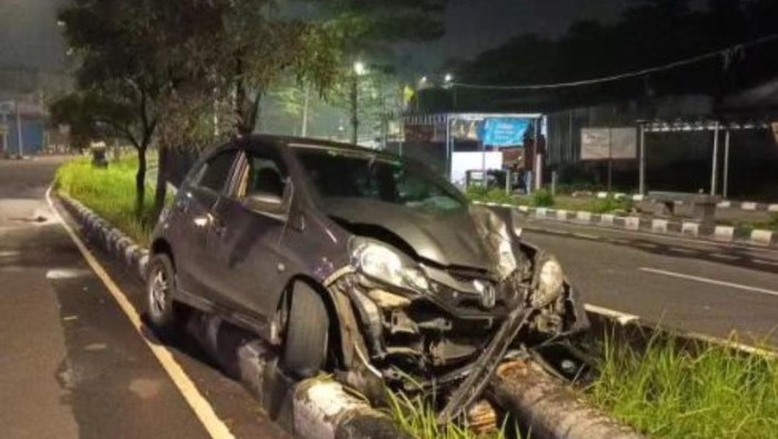 Mobil Tabrak Pohon di Bogor (dok.ist)