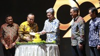 Presiden & Group CEO Maybank dan Presiden Komisaris Maybank Indonesia Dato’ Khairussaleh Ramli dan Pjs Presiden Direktur Maybank Indonesia Steffano Ridwan melakukan pemotongan tumpeng dengan didampingi oleh jajaran Direksi Perusahaan dalam rangka memperingati hari ulang tahun Maybank Indonesia ke-65.