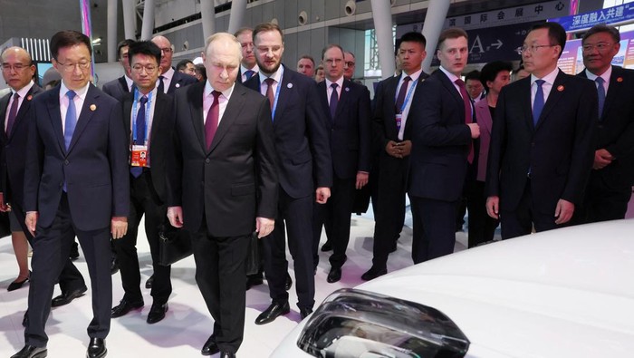 Momen Putin Bersalaman dengan Robot di China Officials, including Russian President Vladimir Putin and Chinese Vice President Han Zheng, tour an exhibition at the 8th Russian-Chinese EXPO and the 4th Russian-Chinese Forum on Interregional Cooperation in Harbin, China, May 17, 2024. Sputnik/Sergei Bobylyov/Pool via REUTERS ATTENTION EDITORS - THIS IMAGE WAS PROVIDED BY A THIRD PARTY.