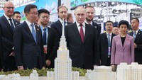 Saat mengunjungi Rusia-China Expo, Putin turut didampingi Wakil Presiden Tiongkok Han Zheng.  