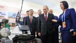 Ketika Putin Bersalaman dengan Robot di China