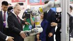 Ketika Putin Bersalaman dengan Robot di China