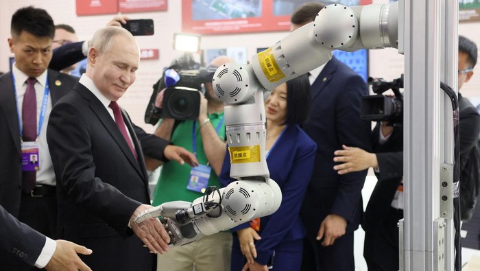 Momen Putin Bersalaman dengan Robot di China Officials, including Russian President Vladimir Putin and Chinese Vice President Han Zheng, tour an exhibition at the 8th Russian-Chinese EXPO and the 4th Russian-Chinese Forum on Interregional Cooperation in Harbin, China, May 17, 2024. Sputnik/Sergei Bobylyov/Pool via REUTERS ATTENTION EDITORS - THIS IMAGE WAS PROVIDED BY A THIRD PARTY.