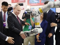 Ketika Putin Bersalaman dengan Robot di China