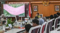 Ini momen saat Risma menggelar konferensi pers soal pengungsi banjir lahar dingin Gunung Marapi di kantornya, Salemba, Jakarta Pusat, Jumat (17/5/2024).