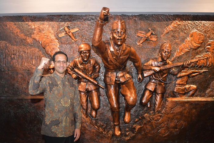Nadiem Makarim Nadiem Makarim berfoto bersama karya seni 3 Dimensi Jenderal Soedirman