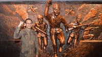 Nadiem antusias berfoto bersama karya seni berbentuk 3 dimensi tentang perjuangan Jenderal Soedirman. (Foto: Humas Kemdikbud RI)