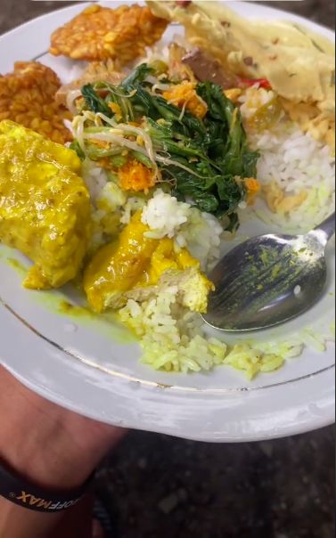 Ngakak! Ngeluh Jalan Sempit karena Hajatan, Pria Ini Berakhir Dapat Makan