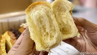Tekstur bagian dalam rotinya begitu empuk ketika dibelah. Jika ingin lebih istimewa kamu juga bisa menikmatinya dengan cara mencelupkan pada cokelat panas. Foto: Tim detikfood
