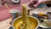 Begini penampilan ramyeon yang telah kami masak. Disajikan menggunakan panci alumunium berwarna emas ala drama Korea. Foto: detikFood/Yenny Mustika Sari