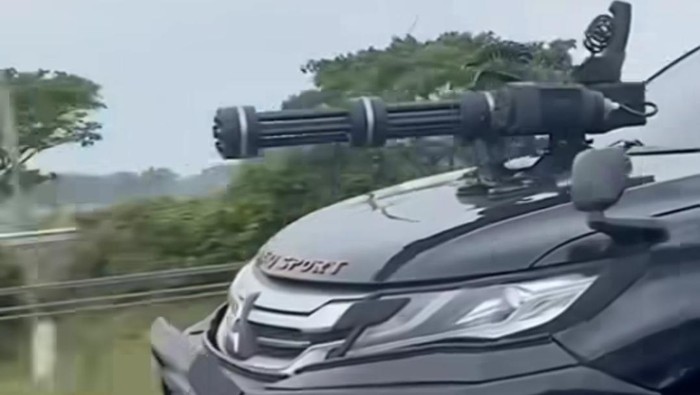 Pajero viral pasang gatling gun mainan di kap mobil saat melintas di jalan tol.