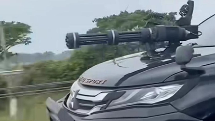 Polisi Tilang Pemilik Pajero Berstrobo-Pasang Gatling Gun Mainan di Kap Mobil