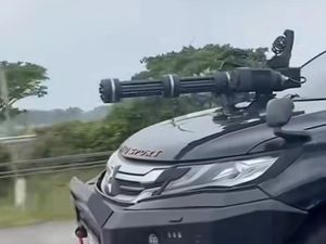 Dalih Pengemudi Pajero Pasang Gatling Gun di Kap Mobil: Cari Sensasi