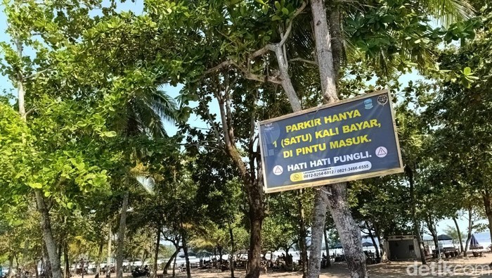 Papan informasi pembayadan parkir hanya 1 kali di pintu masuk Pantai Pangandaran.
