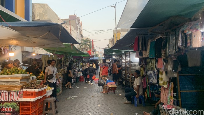 Pasar Baru Kini Jadi Tempat Belanja, Thrifting, hingga Kulineran