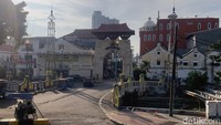 Pasar Baru masih berada di kawasan Weltevreden (tempat tinggal orang-orang penting Eropa pada pemerintahan Hindia Belanda). Berdiri sejak 1820, pasar ini menjadi pusat perbelanjaan tertua di Jakarta. Dilansir dari laman Kementerian Pendidikan dan Kebudayaan (Kemendikbud), Ketika zaman VOC dahulu, Pasar Baru dikenal dengan ejaan Pasar Baroe atau De Nieuwe Markt. Pada era tersebut Pasar Baru menjadi pusat perbelanjaan bergengsi karena lokasinya yang berada di Jalan Veteran, yang dahulunya merupakan kawasan elit Rijswijk. Tak heran jika banyak sekali toko-toko tua dengan segudang cerita di kawasan Pasar Baru ini. 