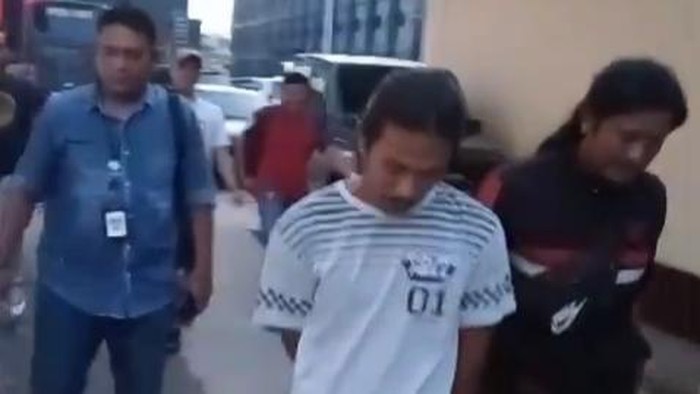 Pelaku saat dibawah ke Mapolda Sumsel oleh tim Jatanras Polda Sumsel