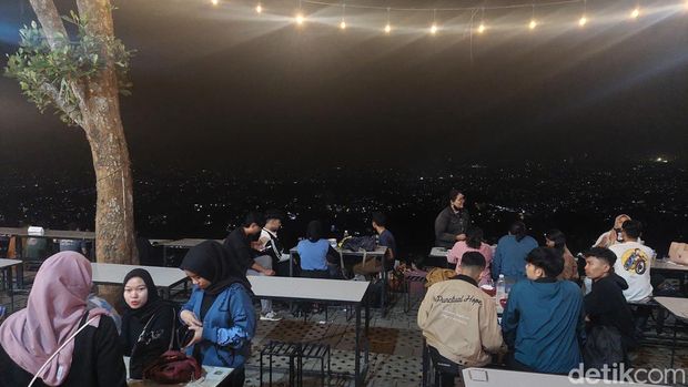 Pemandangan malam dari Caringin Tilu Bandung.