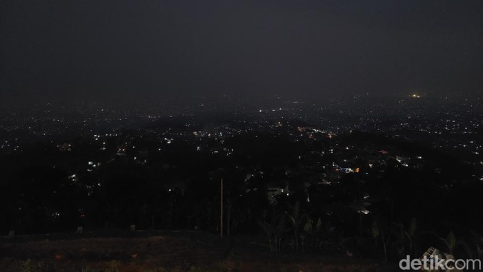 Pemandangan malam dari Caringin Tilu Bandung.