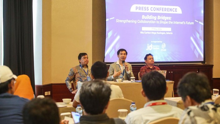 Pemangku Kepentingan Internet Asia Pasifik Siap Berkumpul di Bali Dari kiri ke kanan Ketua Pengelola Nama Domain Internet Indonesia (PANDI) John Sihar Simanjuntak, Vice President and Managing Director of ICANN APAC Jia-Rong Low dan Wakil Ketua Administrasi Registri Pengelola Nama Domain Internet Indonesia (PANDI) Yudho Giri Sucahyo dalam konferensi pers jelang Forum Domain Name System (DNS) kawasan Asia Pasifik (APAC), Jakarta, Jumat (17/05/2024).