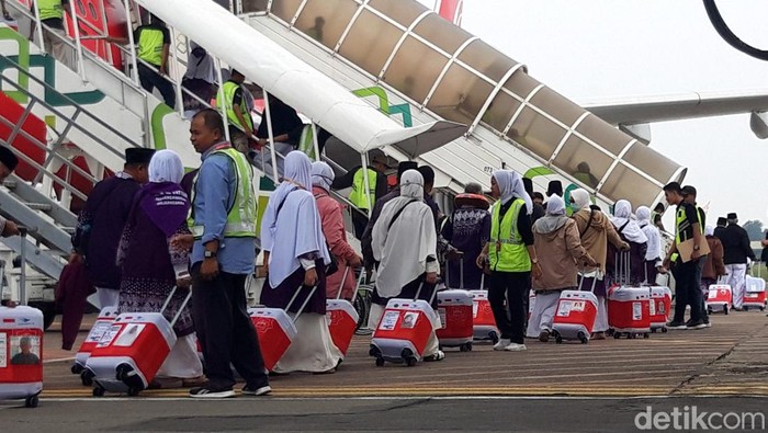 Pemberangkatan calon haji di Bandara Adi Soemarmo Solo. Foto diunggah Jumat (17/5/2024).