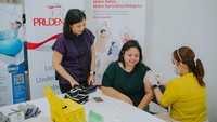 Karin Zulkarnaen, Chief Customer & Marketing Officer Prudential Indonesia (kiri) menyaksikan kegiatan vaksinasi dalam peluncuran PRUWell Medical di PRUUniversity, Kota Kasablanka, Jakarta, Kamis (16/5/2024).  