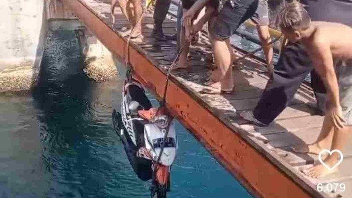Pemotor jatuh di Pelabuhan Ketapang Banyuwangi