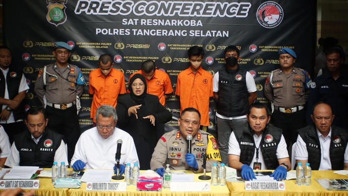 Penampakan 'Pabrik' Narkoba di Apartemen Serpong Petugas Satuan Reserse Narkoba Polres Tangerang Selatan menunjukan barang bukti pengungkapan pabrik narkoba di Apartemen Tree Park Serpong, Tangerang Selatan, Banten, Kamis (16/5/2024). Dalam pengungkapan tersebut polisi berhasil mengamankan 3 orang tersangka dan barang bukti narkoba jenis ekstasi dan tembakau sintetis siap edar dan yang masih bahan baku, pabrik tersebut beroperasi sejak tahun 2023. ANTARA FOTO/Muhammad Iqbal/nz