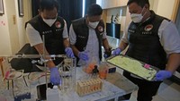 Ibnu mengatakan narkotika tembakau sintetis itu diperjualbelikan secara online lewat media sosial. Barang haram tersebut diedarkan ke Jakarta, Tangsel, Jawa, dan Sumatera.  