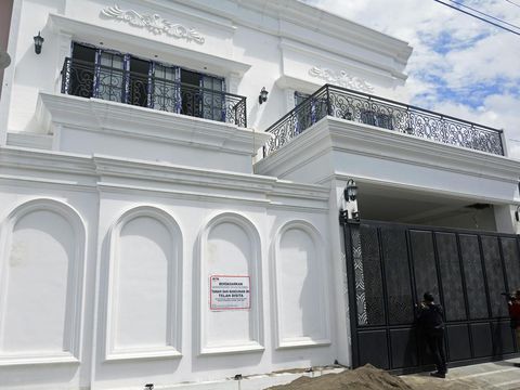 Jurnalis mengambil gambar rumah sitaan milik mantan Menteri Pertanian Syahrul Yasin Limpo di Makassar, Sulawesi Selatan, Jumat (17/5/2024). Tim penyidik Komisi Pemberantasan Korupsi (KPK) menyita aset milik SYL berupa satu unit rumah dengan nilai sekitar Rp4,5 miliar yang berada di kompleks BTN CV Dewi. ANTARA FOTO/Hasrul Said/YU/rwa.