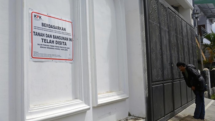Penampakan Rumah Mewah SYL di Makassar yang Disita KPK Jurnalis mengambil gambar rumah sitaan milik mantan Menteri Pertanian Syahrul Yasin Limpo di Makassar, Sulawesi Selatan, Jumat (17/5/2024). Tim penyidik Komisi Pemberantasan Korupsi (KPK) menyita aset milik SYL berupa satu unit rumah dengan nilai sekitar Rp4,5 miliar yang berada di kompleks BTN CV Dewi. ANTARA FOTO/Hasrul Said/YU/rwa.