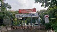 Selain itu, pintu akses menuju ke Hotel Sultan kini hanya dibuka satu akses yaitu melalui Pintu 6 yang langsung terkoneksi dengan Jalan Sudirman. Sementara sisanya telah diblokir dan ditutup dengan menggunakan portal beton sehingga sudah tidak dapat digunakan.   