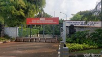 Di setiap pintu akses Hotel Sultan yang tersegel, tampak papan terpampang dengan bertuliskan Tanah Ini Aset Negara Milik Pemerintah Republik Indonesia Berdasarkan HPL Nomor 1/Gelora Atas Nama Sekretariat Negara C.O. PPKGBK dan Telah Dinyatakan Sah Oleh Putusan Peninjauan Kembali Mahkamah Agung No. 276 PK/PDT/2011. Namun tak ketinggalan, ada papan terpisah yang bertuliskan Lahan HGB No. 26 dan HGB No. 27 Milik PT Indobuildco.  