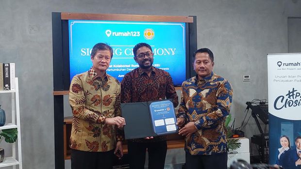 Penandatanganan kerja sama REI dengan Rumah123, Sekjen REI Raymond Ardan Arfandy (kiri), CEO 99 Group Indonesia Wasudewan (tengah), Ketua Umum REI Joko Suranto (kanan)