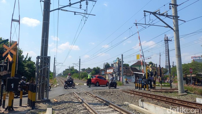 kondisi lalu lintas di kereta api Mayang, Kecamatan Gatak, Sukoharjo, Jumat (17/5/2024).