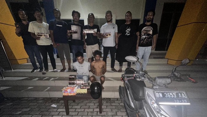 Dua penipu modus Cash On Delivery (COD) diringkus jajaran Polresta Pangkalpinang. Mereka nekat menipu karena butuh uang untuk membeli narkoba.