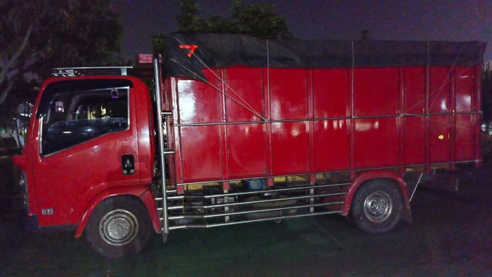 Dua truk bermuatan BBM ilegal asal Musi Banyuasin (Muba) terjaring patroli Sat Brimob di Palembang. Polisi menyita 21.000 liter BBM ilegal yang akan diselundupkan ke Lampung.
