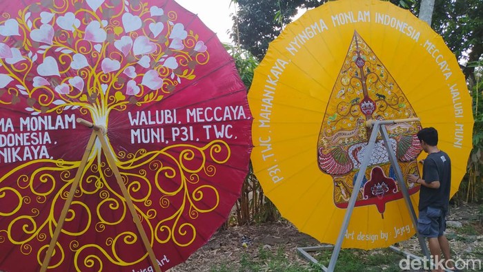 Pesanan payung untuk dekorasi Waisak 2024 di Candi Borobudur maupun candi lainnya dilakukan para pemuda Dusun Ngaran II, Desa Borobudur, Kecamatan Borobudur, Kabupaten Magelang.