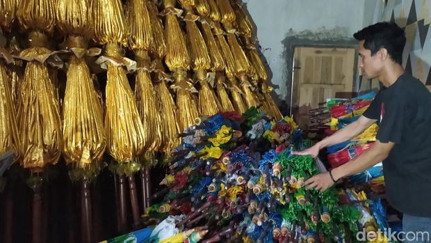 Pesanan payung untuk dekorasi Waisak 2024 di Candi Borobudur maupun candi lainnya dilakukan para pemuda Dusun Ngaran II, Desa Borobudur, Kecamatan Borobudur, Kabupaten Magelang.