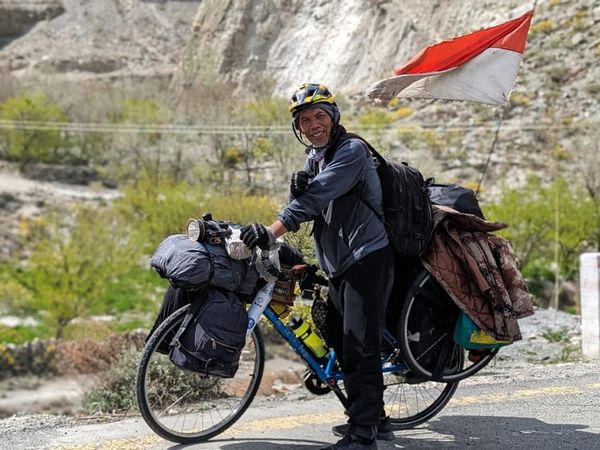 10 Potret Perjalanan Pesepeda Jakarta yang Gowes ke Makkah