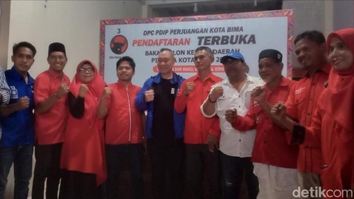 Anggota DPR PAN, Muhammad Syafruddin mendaftar di PDIP untuk bertarung di Pilwakot Bima 2024, belum lama ini. (Dok. Rafiin/detikBali)