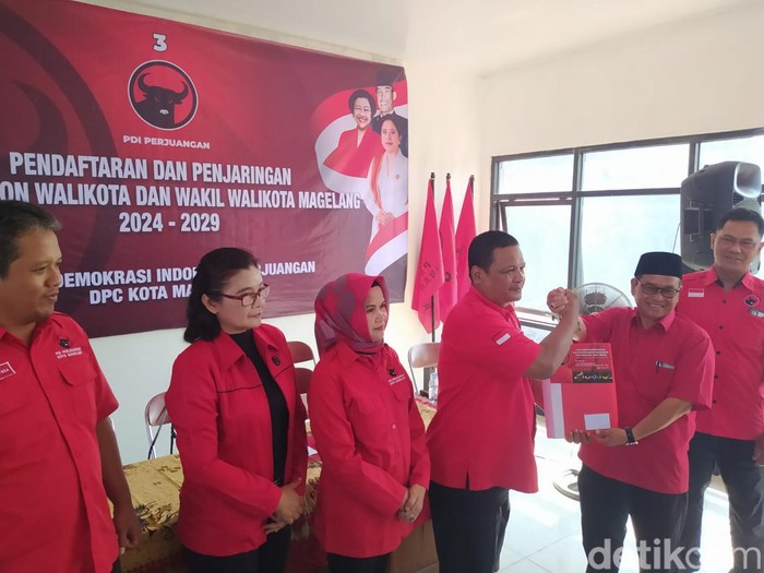 Mantan Sekda Kota Magelang Joko Budiyono saat mengembalikan berkas pendaftaran di Kantor DPC PDIP Kota Magelang, Jumat (17/5/2024).