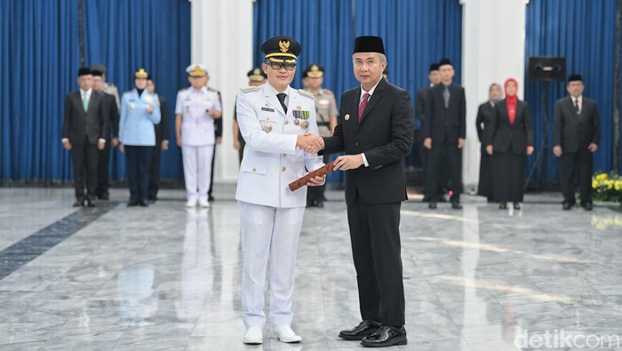 Pj Gubernur Jabar Bey Machmudin saat melantik Wahyu Wijaya menjadi Pj Bupati Cirebon.